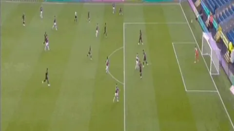 “平凡出身00后矮脚后卫：年收入百万，甜蜜恋情与美模共舞”